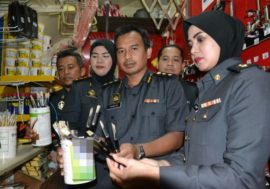 世界各国忙着搞经济，国阵政府却忙着找猪毛！