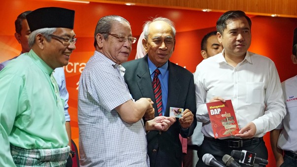 Bekas diplomat sertai DAP perkukuh kedudukan parti.